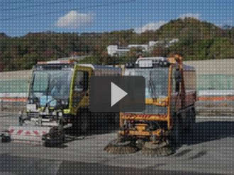 震災復興現場で路面清掃の