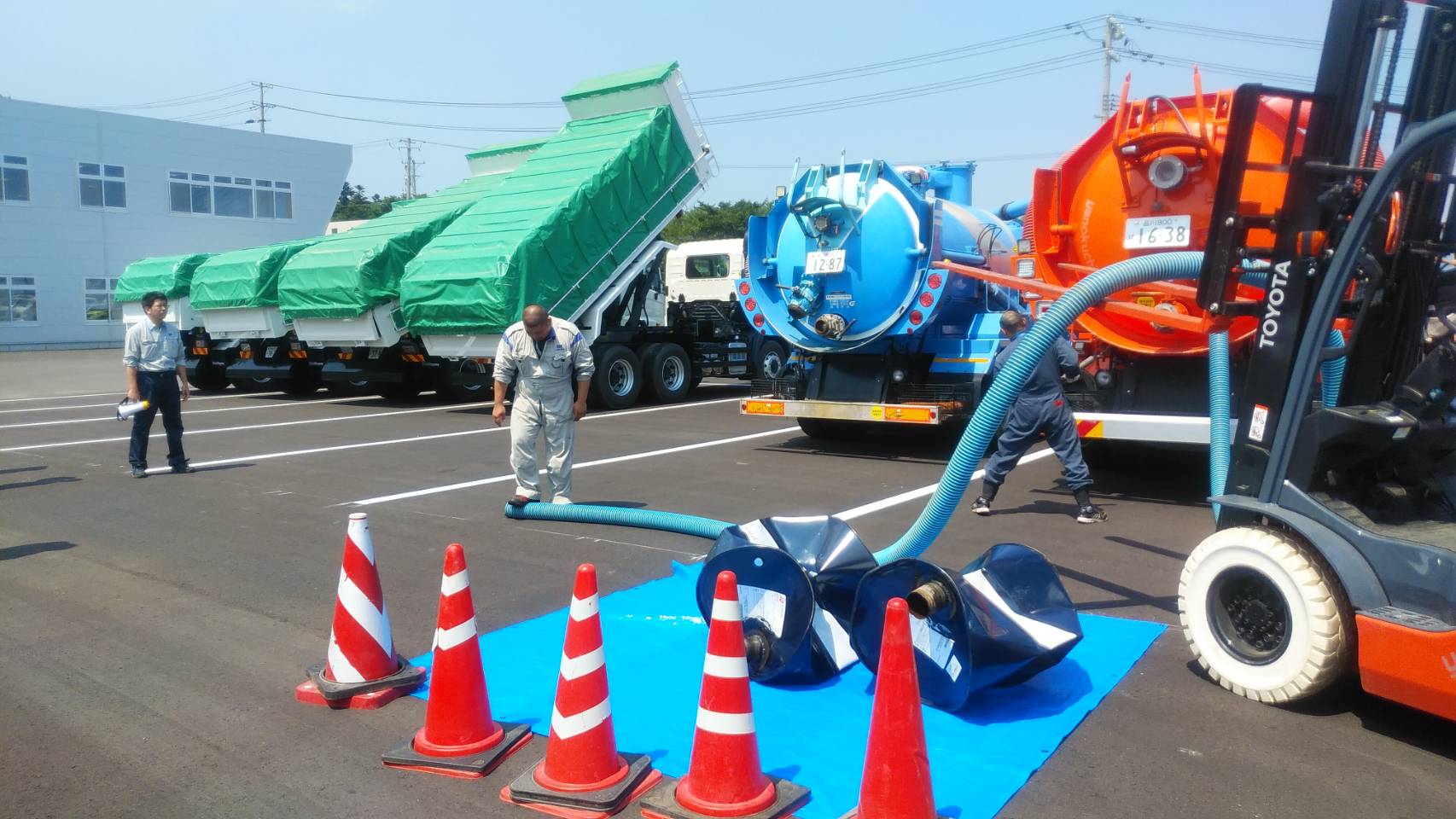 吸引車によるドラム缶潰し